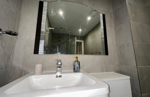 Leeds Apartment | Charming 2-Bed Apartment in the Heart of Leeds