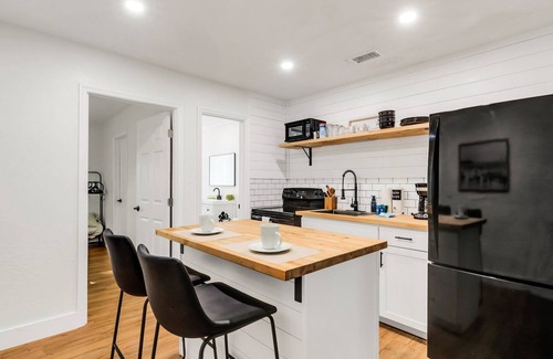 West Bradenton House | Charming 2-Bed Cottage near Bradenton and Beaches