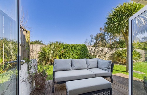 Yarmouth House | Charming 2-Bed Family Cottage Your West Bay Retreat