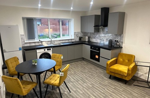 Long Eaton Apartment | Charming 2-Bed Flat: Ideal for City Explorers