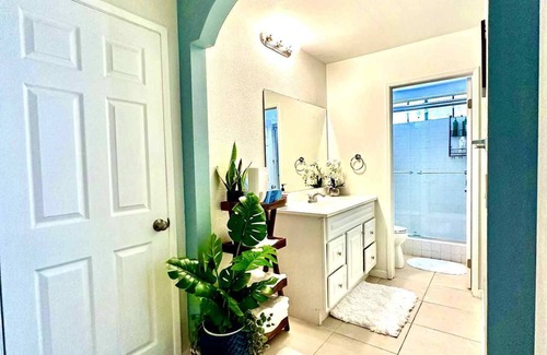 Santa Ana House | Charming 2 bedroom separate entrance in a house! Fountain Valley, 15 min Disney
