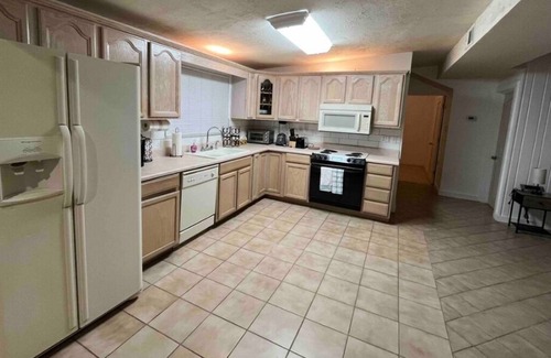 Villa Primera House | Charming 2-bedroom house with Wi-Fi, Washer, Dryer, and Pool in Pensacola Beach.