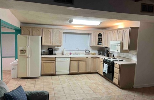 Villa Primera House | Charming 2-bedroom house with Wi-Fi, Washer, Dryer, and Pool in Pensacola Beach.