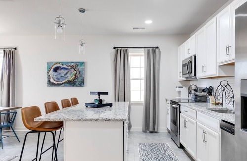 Issue Condo | Charming 2 Bedroom Downtown Vacation Rental: Stroll to Shops and River with Ease