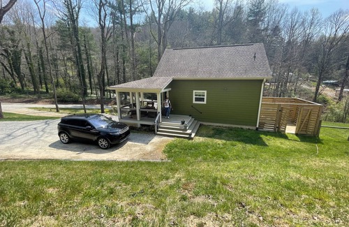 Hendersonville Cottage | Charming 2-bedroom cottage with WiFi and AC in Hendersonville