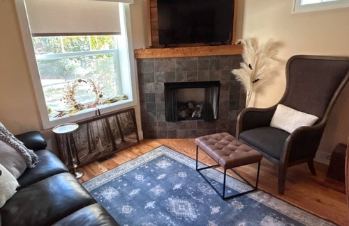 Hendersonville Cottage | Charming 2-bedroom cottage with WiFi and AC in Hendersonville
