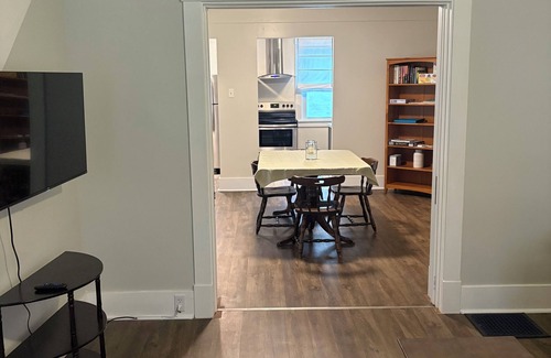 New Kensington House | Charming 2-bedroom house with AC, WiFi in quaint New Kensington