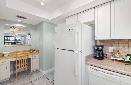Port Charlotte Condo | Charming 2-bedroom condo in wonderful Port Charlotte with AC, WiFi