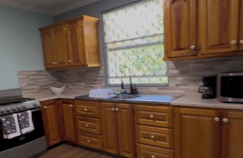 Lead Vale House | Charming 2-bedroom house with WiFi, AC in delightful Christ Church