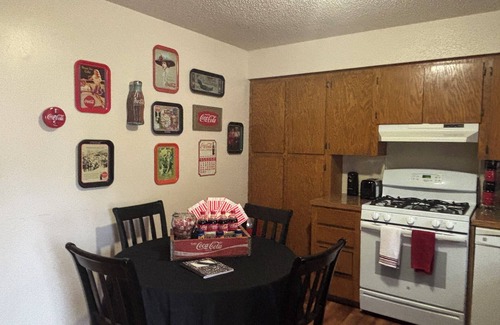Mountain View House | Charming 2-bedroom Home ~close proximity to the Square~ Awesome Mountain View