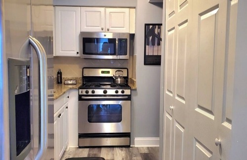 Sandy Springs House | Charming 2-bedroom townhome in Sandy Springs with fitness room, AC