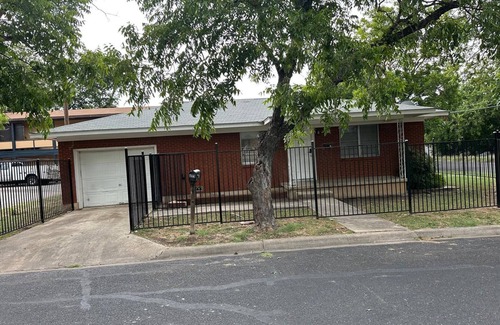 Killeen House | Charming 2-bedroom and 1-bath house with AC, WiFi in fantastic Killeen