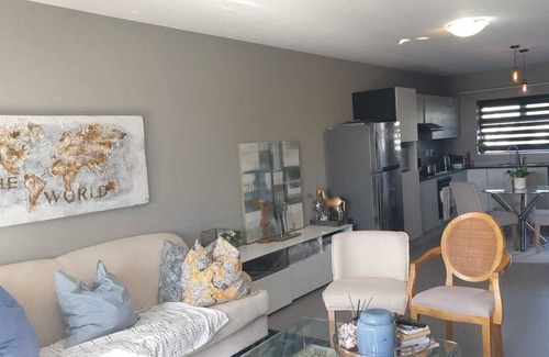 Burgundy Estate Apartment | Charming 2-bedroom apartment in Cape Town Near Beaches & CBD with Wifii