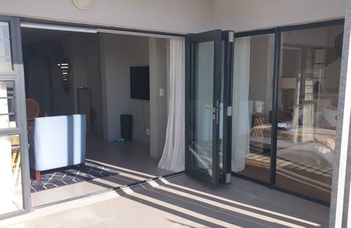 Burgundy Estate Apartment | Charming 2-bedroom apartment in Cape Town Near Beaches & CBD with Wifii