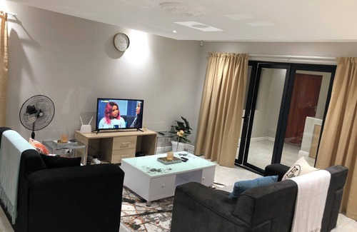 Port Elizabeth Apartment | Charming 2-bedroom apartment with WiFi in Gqeberha