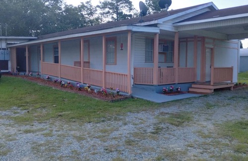 Cochran Apartment | Charming 2-bedroom apartment with WiFi, AC in peaceful Cochran