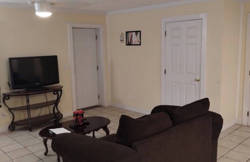 Cochran Apartment | Charming 2-bedroom apartment with WiFi, AC in peaceful Cochran