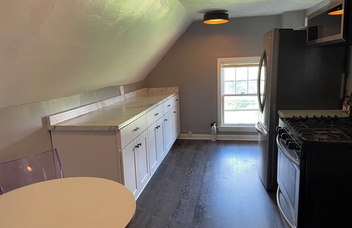 Gaffer District Apartment | Charming 2-bedroom apartment with WiFi, AC in enchanting Corning