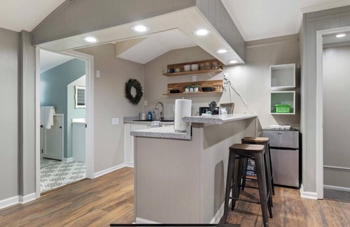 Berclair Apartment | Charming 2-bedroom apartment with Fast WiFi, AC and a Soaking Tub in Memphis, TN