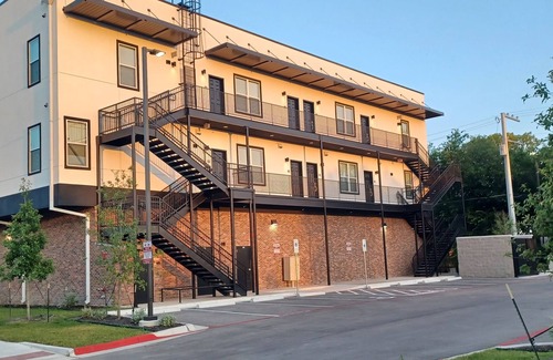 Manor Apartment | Charming 2-Bedroom Apartment in Downtown Manor