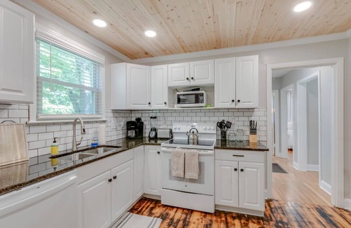 Woodbine House | Charming 2-bedroom bungalow in Nashville only 4 miles from downtown!