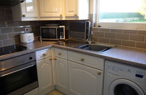 Helston House | Charming 2-bedroom bungalow on the picturesque Lizard peninsula with AC, WiFi