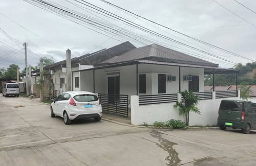 Mandaue House | Charming 2-bedroom bungalow in Marvelous Mandaue with WiFi, AC