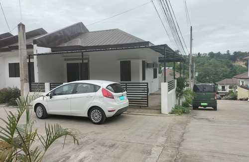 Mandaue House | Charming 2-bedroom bungalow in Marvelous Mandaue with WiFi, AC