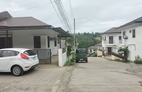 Mandaue House | Charming 2-bedroom bungalow in Marvelous Mandaue with WiFi, AC