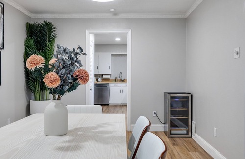 North Dallas House | Charming 2-bedroom bungalow in Dallas 2mins to Northpark mall with WiFi and AC