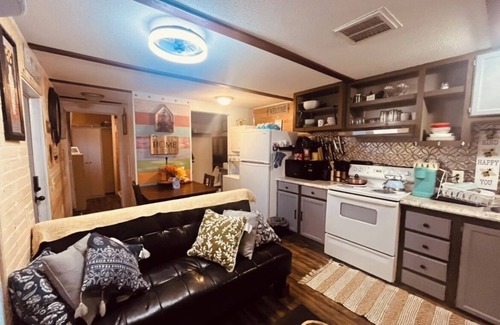 Dickinson Cabin | Charming 2-bedroom cabin with WiFi, AC in tranquil surrounding.