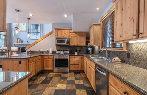 Truckee Cabin | Charming 2-bedroom cabin with WiFi and AC in lovely Old Greenwood