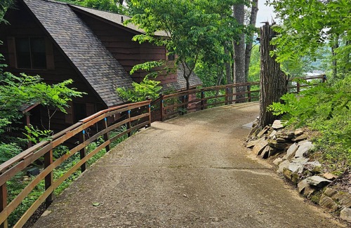 Topton Cabin | Charming 2-bedroom cabin in Topton