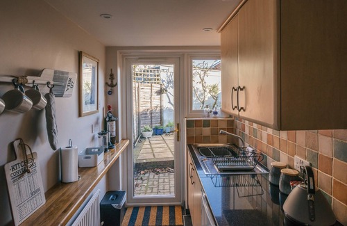 New Forest District House | Charming 2 bedroom cottage in Lymington, very close to town, marina & sea walks