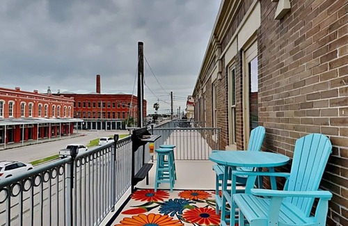 Galveston Condo | Charming 2-bedroom condo located on the Historic Strand with WiFi, AC