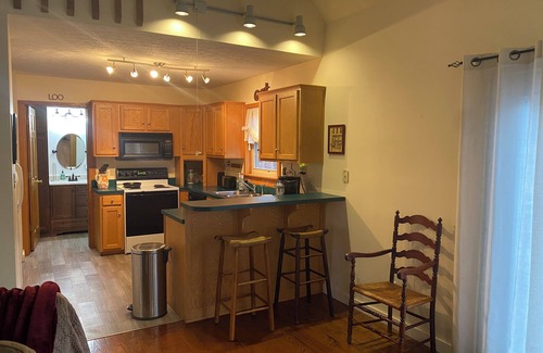 Bradford Cottage | Charming 2-bedroom cottage with WiFi, AC in wonderful New Pekin