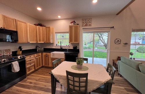 Waitsburg Cottage | Charming 2-bedroom cottage in welcoming Waitsburg with WiFi, AC