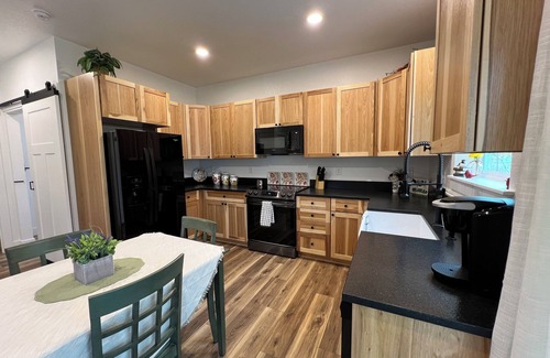 Waitsburg Cottage | Charming 2-bedroom cottage in welcoming Waitsburg with WiFi, AC