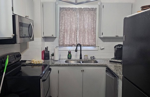 Eastside Condo | Charming 2-bedroom condo in Savannah, 10 mins dr. River st and downtwn