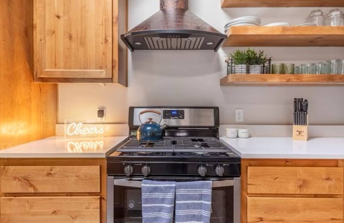 Mariposa Cottage | Charming 2-bedroom cottage - walkable downtown Mariposa/31 miles to Yosemite