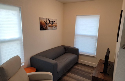 Long Mott Cottage | Charming 2-bedroom cottage with AC, Washer/Dryer, and WiFi in Seadrift