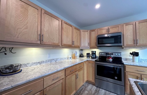 Trenton Cottage | Charming 2-bedroom cottage with AC and WiFi in Trenton 15 min from Acadia park