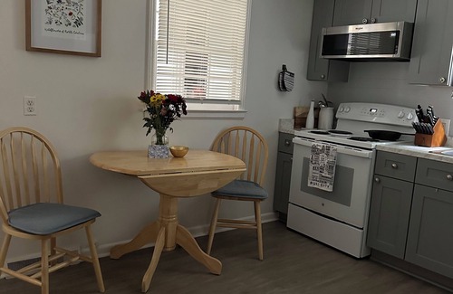 Durham Cottage | Charming 2-bedroom cottage located on a beautiful property. AC, Wifi, & laundry
