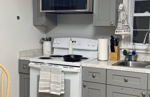 Durham Cottage | Charming 2-bedroom cottage located on a beautiful property. AC, Wifi, & laundry