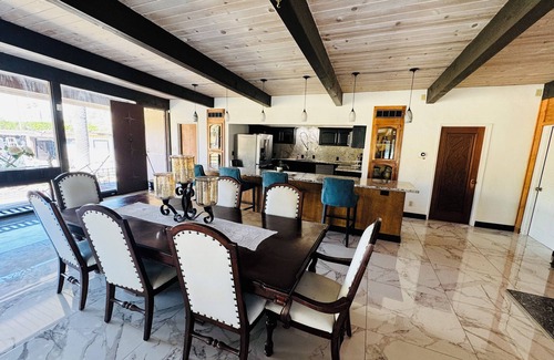 Kaweah House | Charming 2-bedroom country house in Exeter with WiFi, AC, Mountain views