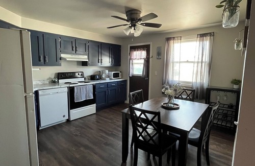 Green Bay House | Charming 2-bedroom duplex in the heart of Titletown - 7 min walk to Lambeau