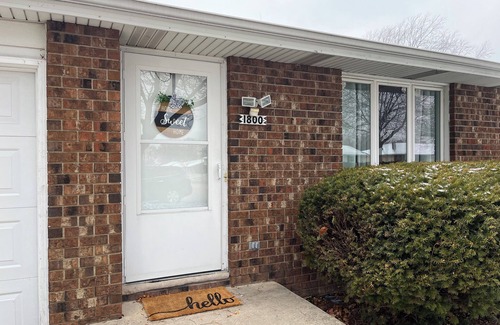 Green Bay House | Charming 2-bedroom duplex in the heart of Titletown - 7 min walk to Lambeau