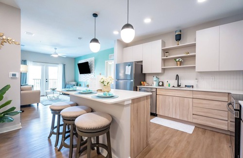 Loughman Apartment | Charming 2-bedroom family oasis near Disney with W/D, WiFi, Pool and more!