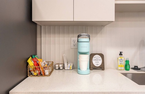 Loughman Apartment | Charming 2-bedroom family oasis near Disney with W/D, WiFi, Pool and more!