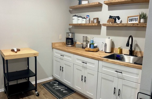 Lone Oak Other | Charming 2-bedroom farmhouse in Lone Oak with WiFi and AC and Pet Friendly.